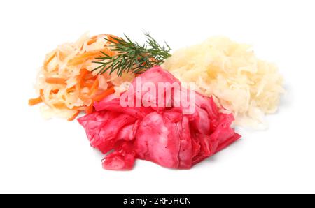 Köstliches Sauerkraut, nach verschiedenen Rezepten zubereitet, mit Dill auf weißem Hintergrund Stockfoto