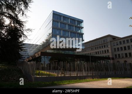 Genf, Schweiz - 25. März 2022: Moderne Architektur und Blick auf die Straße in Genf, Schweiz. Stockfoto
