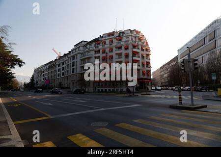 Genf, Schweiz - 25. März 2022: Moderne Architektur und Blick auf die Straße in Genf, Schweiz. Stockfoto