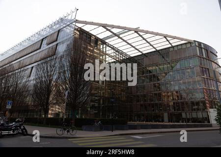Genf, Schweiz - 25. März 2022: Moderne Architektur und Blick auf die Straße in Genf, Schweiz. Stockfoto
