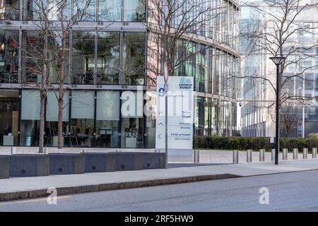 Genf, Schweiz - 25. März 2022: Moderne Architektur und Blick auf die Straße in Genf, Schweiz. Stockfoto