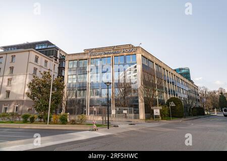 Genf, Schweiz - 25. März 2022: Moderne Architektur und Blick auf die Straße in Genf, Schweiz. Stockfoto