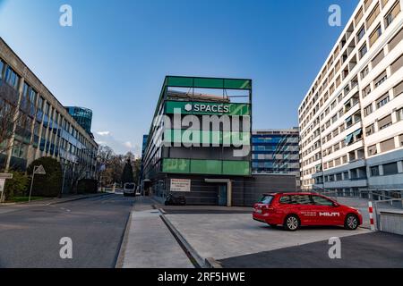 Genf, Schweiz - 25. März 2022: Moderne Architektur und Blick auf die Straße in Genf, Schweiz. Stockfoto