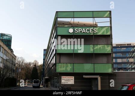 Genf, Schweiz - 25. März 2022: Moderne Architektur und Blick auf die Straße in Genf, Schweiz. Stockfoto