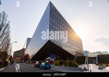 Genf, Schweiz - 25. März 2022: Hauptsitz von JTI, Japan Tobacco International, der internationalen Tabakabteilung von Japan Tobacco. Stockfoto
