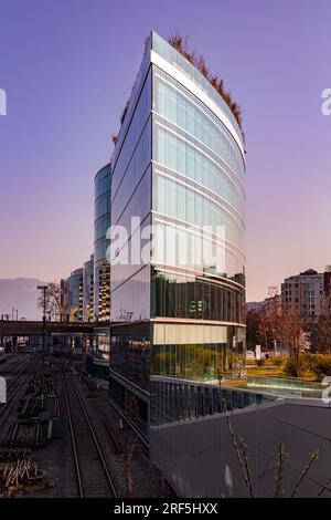 Genf, Schweiz - 25. März 2022: Moderne Architektur und Blick auf die Straße in Genf, Schweiz. Stockfoto