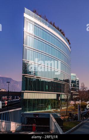 Genf, Schweiz - 25. März 2022: Moderne Architektur und Blick auf die Straße in Genf, Schweiz. Stockfoto