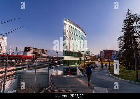 Genf, Schweiz - 25. März 2022: Moderne Architektur und Blick auf die Straße in Genf, Schweiz. Stockfoto