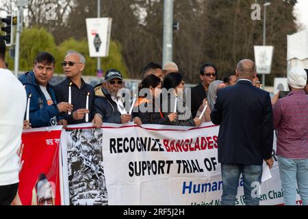 Genf, Schweiz - 25. März 2022: Bangladesch protestiert gegen die monumentale Skulptur des kaputten Stuhls vor dem UN-Büro in Gene Stockfoto