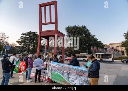 Genf, Schweiz - 25. März 2022: Bangladesch protestiert gegen die monumentale Skulptur des kaputten Stuhls vor dem UN-Büro in Gene Stockfoto