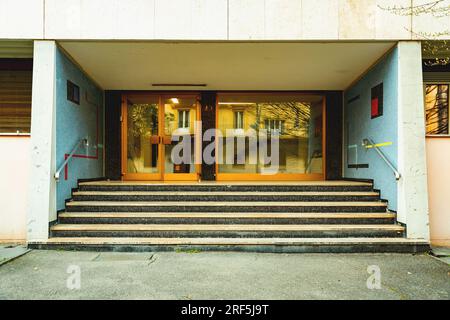 Genf, Schweiz - 25. März 2022: Moderne Architektur und Blick auf die Straße in Genf, Schweiz. Stockfoto