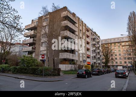 Genf, Schweiz - 25. März 2022: Moderne Architektur und Blick auf die Straße in Genf, Schweiz. Stockfoto