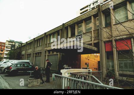 Genf, Schweiz - 25. März 2022: Moderne Architektur und Blick auf die Straße in Genf, Schweiz. Stockfoto