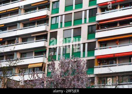Genf, Schweiz - 25. März 2022: Moderne Architektur und Blick auf die Straße in Genf, Schweiz. Stockfoto