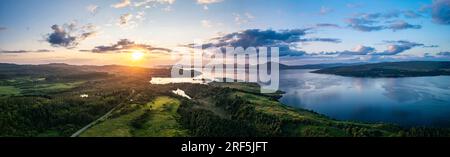 Sonnenuntergang über Tobermory von einer Drohne, Isle of Mull, Schottland, Großbritannien Stockfoto