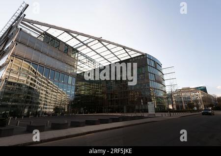 Genf, Schweiz - 25. März 2022: Moderne Architektur und Blick auf die Straße in Genf, Schweiz. Stockfoto