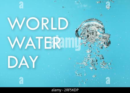 Text Weltwassertag und Luftblasen im Wasser auf hellblauem Hintergrund Stockfoto