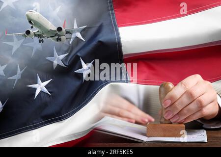 Ich bekomme ein Visum. Mehrfachbelichtung mit Flugzeug im Himmel, USA-Flagge und Foto einer Frau, die die Passseite stempelt Stockfoto