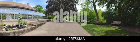 Toronto, Ontario/Kanada - 22. Juni 2023: Panoramablick auf ein Gewächshaus im öffentlichen Park Stockfoto