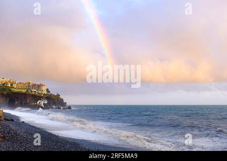 Madeira Küste, Madeira Insel Küste Sonnenuntergang Regenbogenwolken, Praia Formosa, Formosa Strand, Funchal, Madeira Insel Portugal Landschaft Südküste Stockfoto