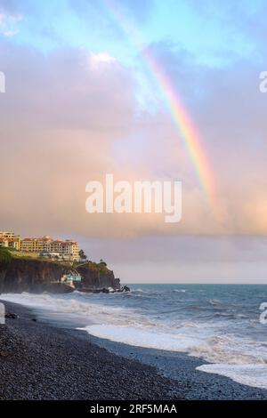 Madeira Küste, Madeira Insel Küste Sonnenuntergang Regenbogenwolken, Praia Formosa, Formosa Strand, Funchal, Madeira Insel Portugal Landschaft Südküste Stockfoto