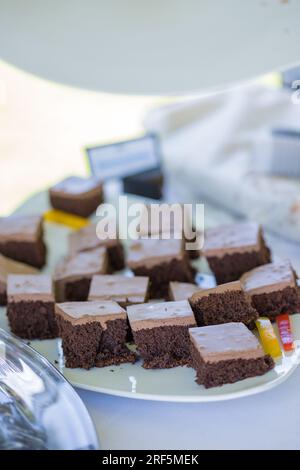 Kenianisch Essen köstliche Gerichte Küche leckere süße Getränke Abendessen Dessert Mittagessen Abendessen Nairobi City County Kenia Ostafrika Chips Fleisch Reis Gemüse Stockfoto