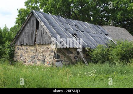 Verlassene Scheune mit Steinmauern und Holzdach in SECE, Lettland Stockfoto