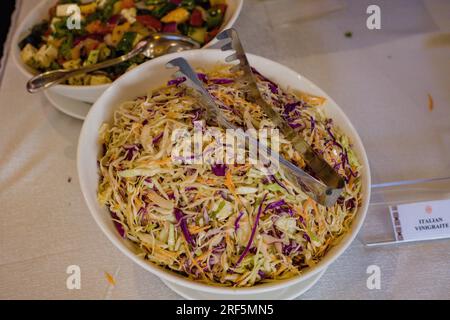 Kenianisch Essen köstliche Gerichte Küche leckere süße Getränke Abendessen Dessert Mittagessen Abendessen Nairobi City County Kenia Ostafrika Chips Fleisch Reis Gemüse Stockfoto