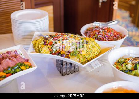 Kenianisch Essen köstliche Gerichte Küche leckere süße Getränke Abendessen Dessert Mittagessen Abendessen Nairobi City County Kenia Ostafrika Chips Fleisch Reis Gemüse Stockfoto