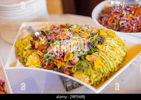 Kenianisch Essen köstliche Gerichte Küche leckere süße Getränke Abendessen Dessert Mittagessen Abendessen Nairobi City County Kenia Ostafrika Chips Fleisch Reis Gemüse Stockfoto