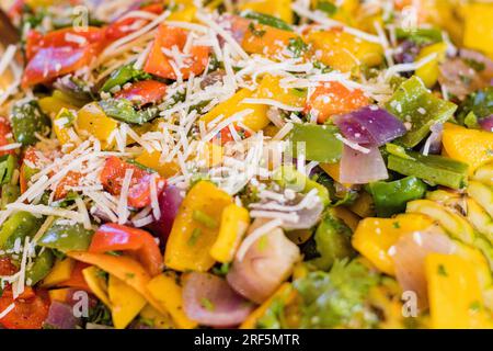 Kenianisch Essen köstliche Gerichte Küche leckere süße Getränke Abendessen Dessert Mittagessen Abendessen Nairobi City County Kenia Ostafrika Chips Fleisch Reis Gemüse Stockfoto