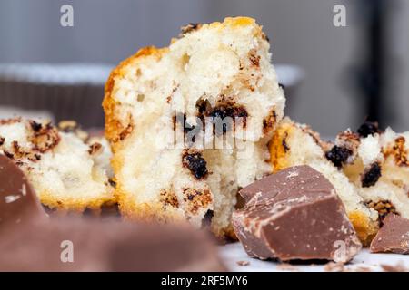 Weizenkuchen mit Schokoladenfüllung, köstliche Backwaren mit Schokoladentropfen, Nahaufnahme von Schokoladenkuchen auf dem Tisch Stockfoto