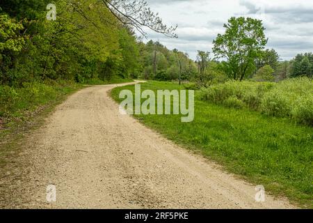 Eine alte Feldstraße in einer kleinen, ländlichen Stadt in Neuengland Stockfoto