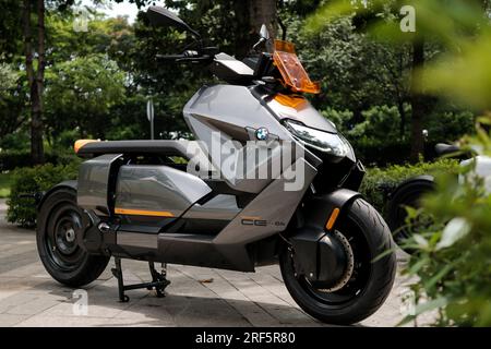 HCMC, VN - August 2023. Nahaufnahme von BMW CE04 für redaktionelle Zwecke Stockfoto