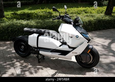 HCMC, VN - August 2023. Nahaufnahme von BMW CE04 für redaktionelle Zwecke Stockfoto