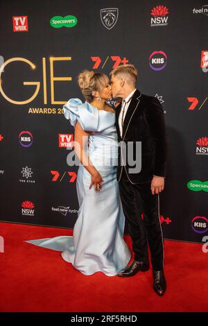 Sydney, Australien. 30. Juli 2023 Audrey Griffen und Osher Günsberg kommen auf dem roten Teppich für die TV WEEK Logie Awards im Star Sydney an. Stockfoto