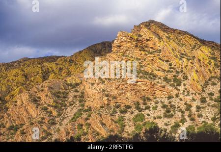 Herrliche Felsformationen vom Swartberg Pass aus, der über die Swartberg Berge in der Provinz Westkap von Südafrika verläuft. Stockfoto