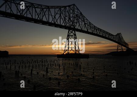 Die Astoria-Megler Bridge in Astoria, Oregon, liegt an der Mündung des Columbia River, wo sie auf den Pazifischen Ozean trifft. Das Foto war es Stockfoto