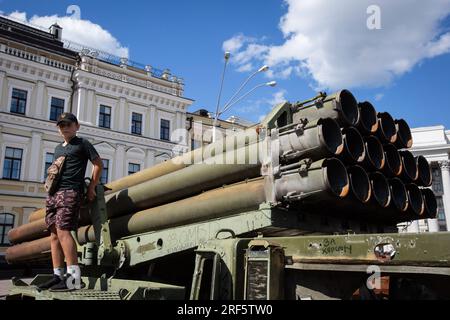 Kiew, Ukraine. 28. Juli 2023. Ein Junge steht auf einem zerstörten russischen Raketensystem, das in Zentral-Kiew ausgestellt ist. (Foto: Oleksii Chumachenko/SOPA Images/Sipa USA) Guthaben: SIPA USA/Alamy Live News Stockfoto