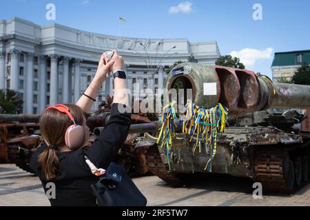 Kiew, Ukraine. 28. Juli 2023. Ein Mädchen fotografiert einen zerstörten russischen Panzer, der im Zentrum von Kiew ausgestellt wird. (Foto: Oleksii Chumachenko/SOPA Images/Sipa USA) Guthaben: SIPA USA/Alamy Live News Stockfoto