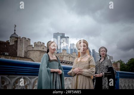 Schauspieler, die drei der Boleyn-Schwestern darstellen, posieren in der Nähe des Tower of London, wo Anne vor ihrer berüchtigten Enthauptung im Jahr 1536 festgehalten wurde. Stockfoto