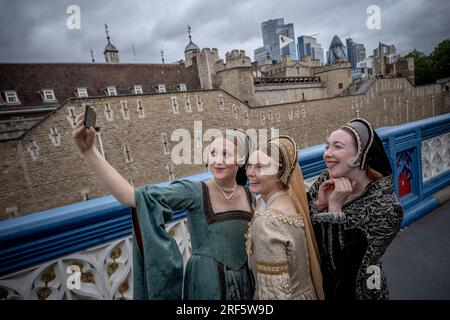 Schauspieler, die drei der Boleyn-Schwestern darstellen, posieren in der Nähe des Tower of London, wo Anne vor ihrer berüchtigten Enthauptung im Jahr 1536 festgehalten wurde. Stockfoto