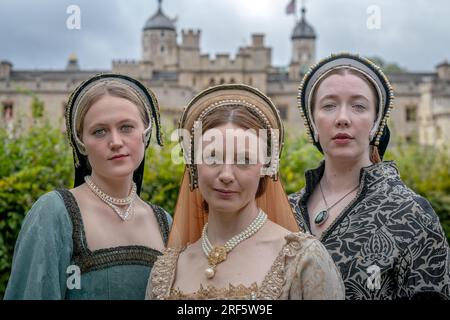 Schauspieler, die drei der Boleyn-Schwestern darstellen, posieren in der Nähe des Tower of London, wo Anne vor ihrer berüchtigten Enthauptung im Jahr 1536 festgehalten wurde. Stockfoto