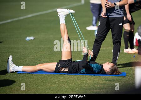 Tuggerah, Australien. 01. Aug. 2023. Fußball: Weltmeisterschaft, Frauen, Training Deutschland: Felicitas Rauch dehnt sich. Kredit: Sebastian Christoph Gollnow/dpa/Alamy Live News Stockfoto