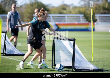 Tuggerah, Australien. 01. Aug. 2023. Fußball: Weltmeisterschaft, Frauen, Training Deutschland: Lina Magull (Vorderseite) und Sydney Lohmann-Zug. Kredit: Sebastian Christoph Gollnow/dpa/Alamy Live News Stockfoto