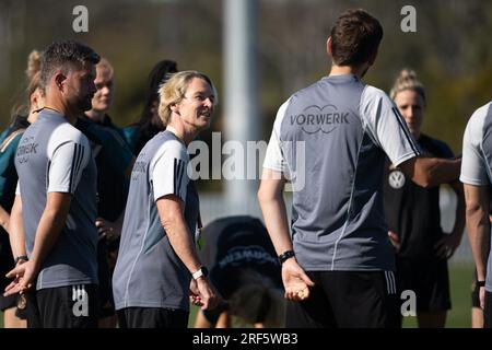 Tuggerah, Australien. 01. Aug. 2023. Fußball: Weltmeisterschaft, Frauen, Deutschland trainieren: Martina Voss-Tecklenburg, Trainer der deutschen Frauennationalmannschaft, spricht mit ihrer Mannschaft. Kredit: Sebastian Christoph Gollnow/dpa/Alamy Live News Stockfoto