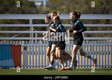 Tuggerah, Australien. 01. Aug. 2023. Fußball: Weltmeisterschaft, Frauen, Training Deutschland: Kathrin Hendrich, Sydney Lohmann, Sophia Kleinherne und Sjoeke Nüsken laufen. Kredit: Sebastian Christoph Gollnow/dpa/Alamy Live News Stockfoto