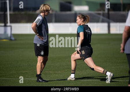 Tuggerah, Australien. 01. Aug. 2023. Fußball: Weltmeisterschaft, Frauen, Deutschland trainieren: Martina Voss-Tecklenburg (l), Trainer der deutschen Frauennationalmannschaft, steht neben Sydney Lohmann. Kredit: Sebastian Christoph Gollnow/dpa/Alamy Live News Stockfoto