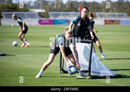 Tuggerah, Australien. 01. Aug. 2023. Fußball: Weltmeisterschaft, Frauen, Training Deutschland: Alexandra Popp schafft einen Ball aus dem Tor. Kredit: Sebastian Christoph Gollnow/dpa/Alamy Live News Stockfoto