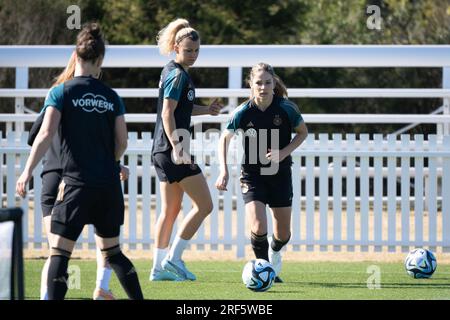 Tuggerah, Australien. 01. Aug. 2023. Fußball: Weltmeisterschaft, Frauen, Deutschland trainieren: Melanie Leupolz (r) trainiert vor Lena Lattwein (hinten). Kredit: Sebastian Christoph Gollnow/dpa/Alamy Live News Stockfoto